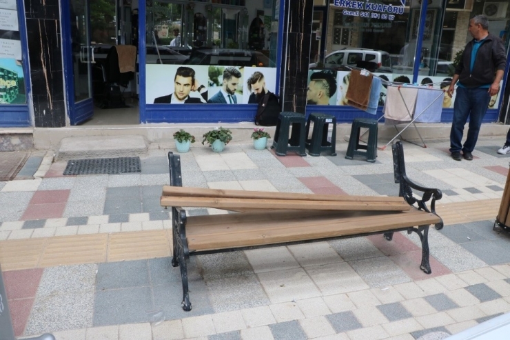 Sandıkı’da Oturma Banklarına Zarar Verildi