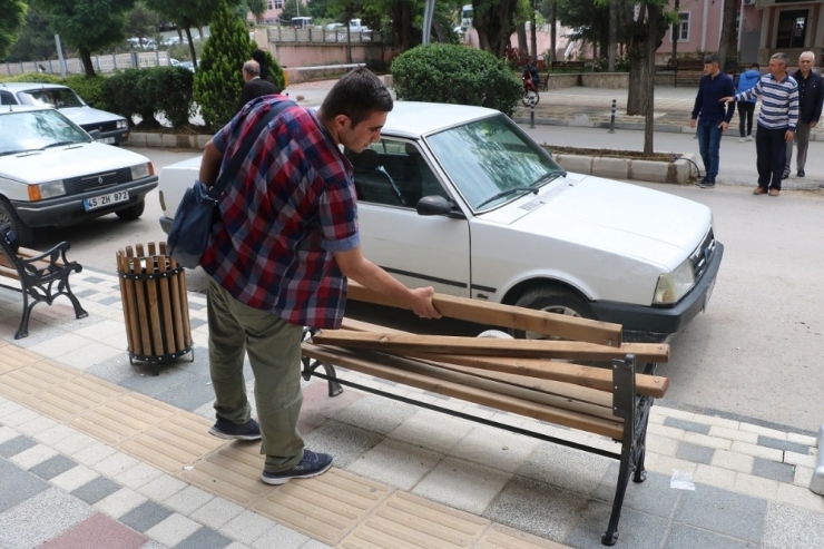 Sandıkı’da Oturma Banklarına Zarar Verildi