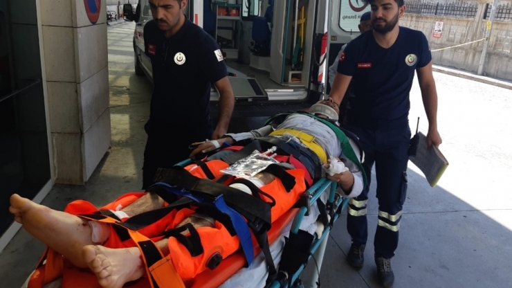 Virajı Alamayan Patpat Devrildi: 3 Yaralı