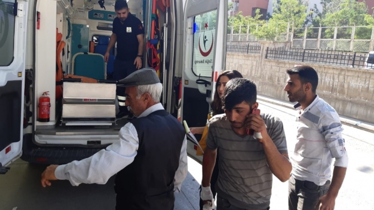 Virajı Alamayan Patpat Devrildi: 3 Yaralı