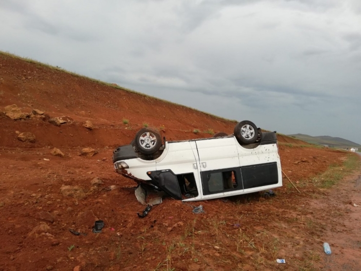 Sivas’ta Minibüs Devrildi: 10 Yaralı