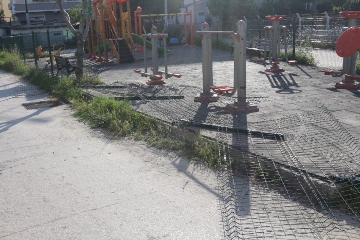 Hızını Alamayınca Çocuk Parkına Daldı