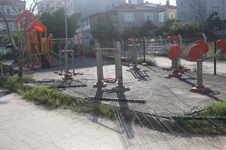 Hızını Alamayınca Çocuk Parkına Daldı