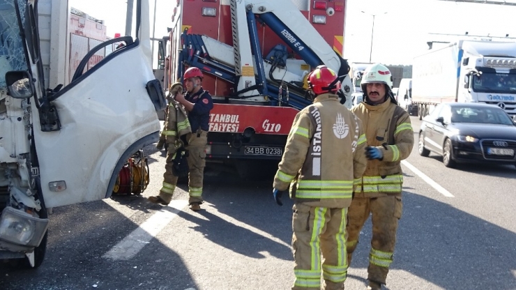 Tem’de 3 Kamyon Birbirine Girdi, Sürücü Araç İçinde Sıkıştı