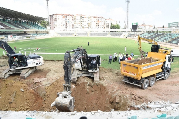Denizlispor Kulüp Başkanı Ali Çetin, İş Makinesinin Başına Geçip Tadilatı Başlattı