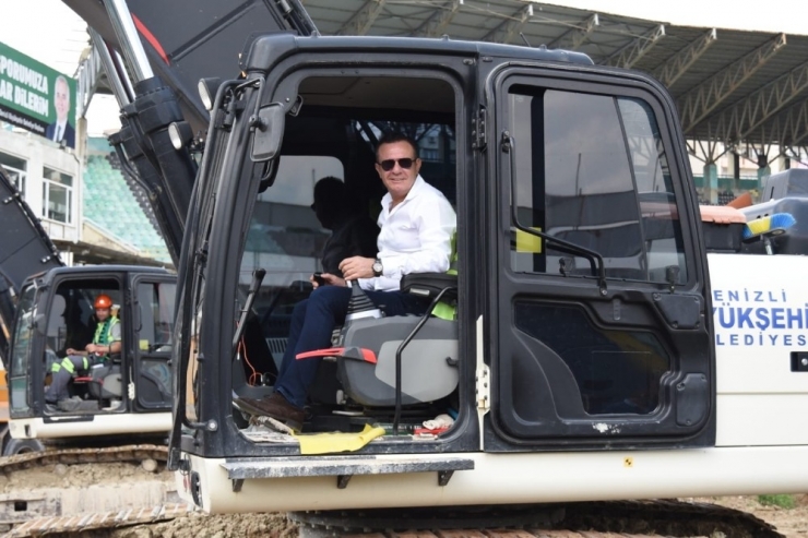 Denizlispor Kulüp Başkanı Ali Çetin, İş Makinesinin Başına Geçip Tadilatı Başlattı