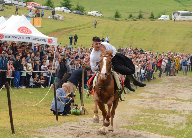 Emir Kümbet Ve 6 Bin Şehit Anıldı