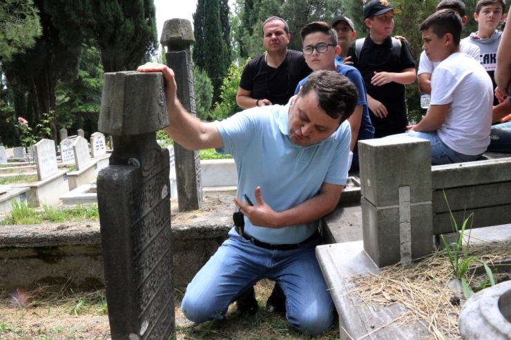 Mezarlıkta Öğrencilere Son Ders