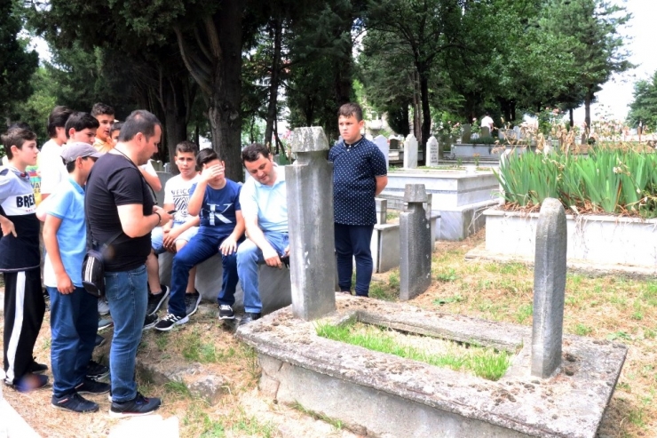 Mezarlıkta Öğrencilere Son Ders