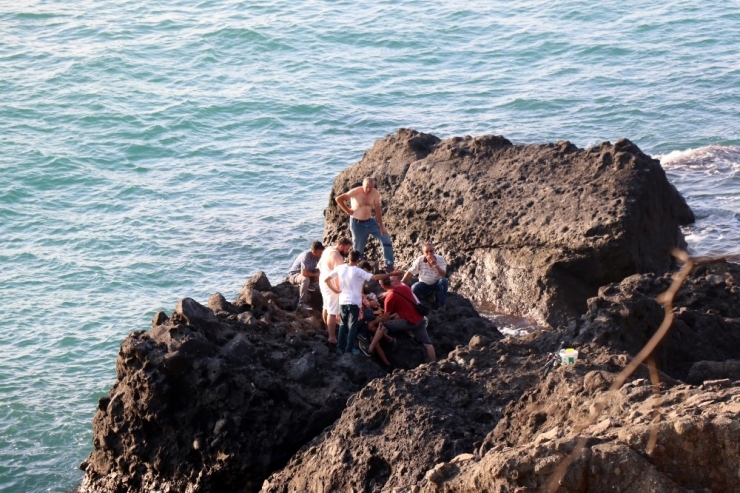 Kayalıklardan Düşen Yaşlı Adam Güçlükle Kurtarıldı