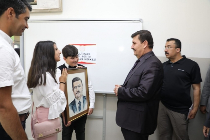 Erzincan’da Öğrenciler Karnelerini Valinin Elinden Aldı