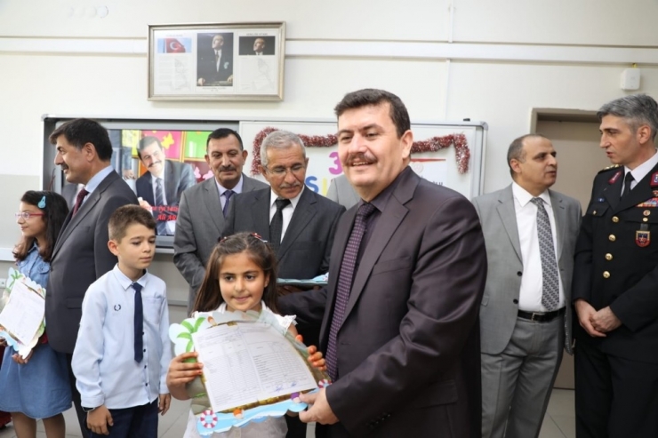 Erzincan’da Öğrenciler Karnelerini Valinin Elinden Aldı