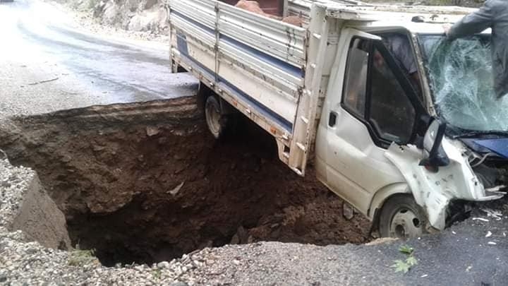 Aşırı Yağış Nedeniyle Yol Çöktü, Kamyonet Çukura Düştü