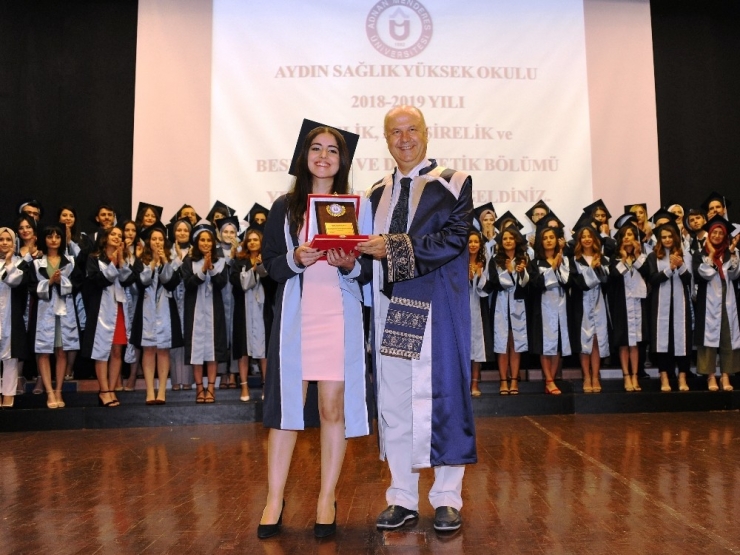 Aydın Sağlık Yüksekokulu Mezunlarını Uğurladı