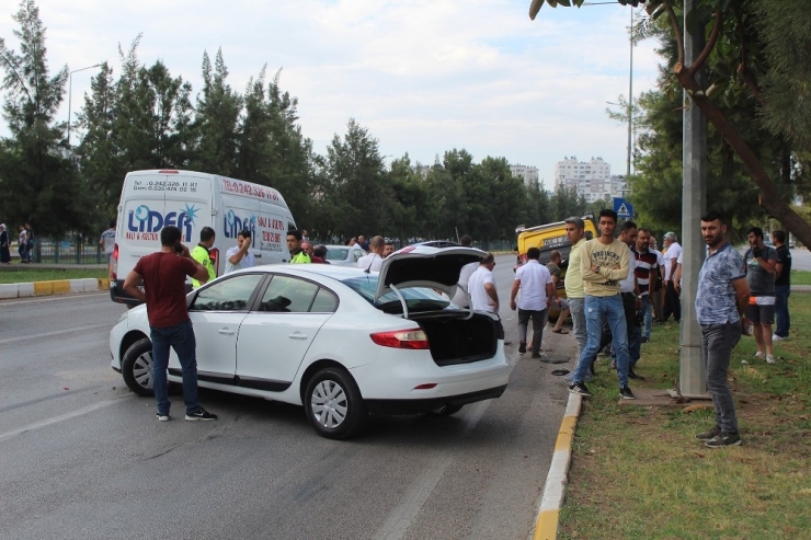 Antalya’da Kazada Ters Dönen Ticari Taksiye İmece Usulü Kurtarma