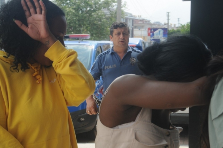 Alanya’da Cep Telefonu Çaldığı İddia Edilen 3 İsveçli Kadın Gözaltına Alındı