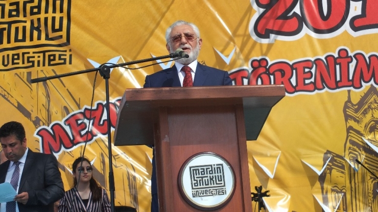 Artuklu Üniversitesi’nde Mezuniyet Sevinci