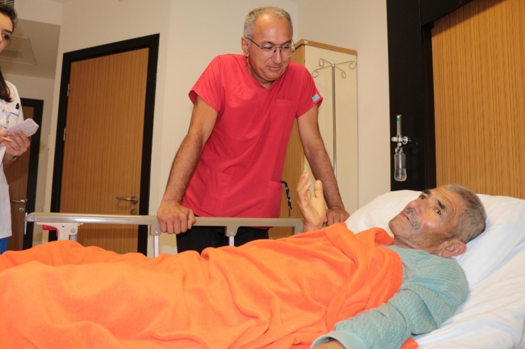 40 Santim Büyüyen Böbrek Laparoskopik Cerrahi İle Alındı