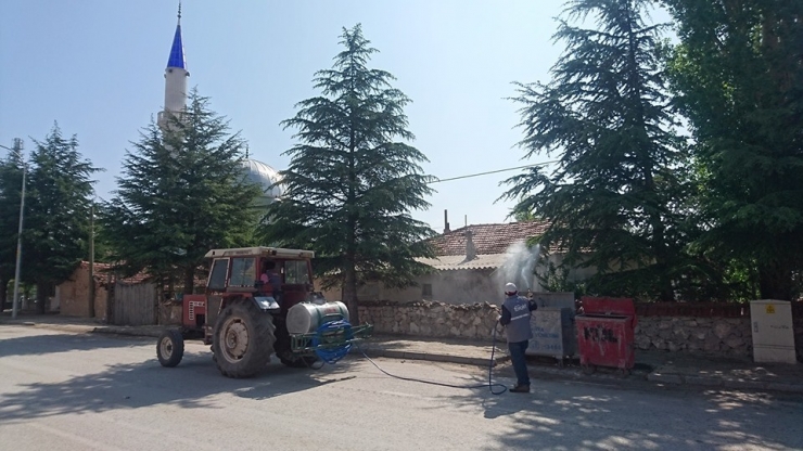 Aslanapa Belediyesi Haşerelere Karşı İlaçlama Çalışmalarını Sürdürüyor