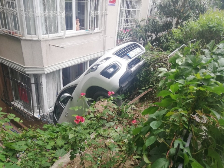 Sürücü Vitesleri Karıştırdı, Oğluyla Bahçeye Düştü