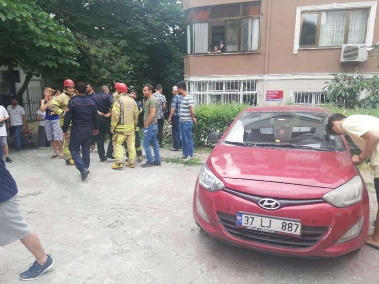 Sürücü Vitesleri Karıştırdı, Oğluyla Bahçeye Düştü