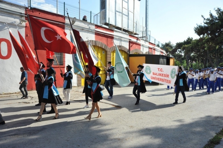 Balıkesir Üniversitesinde Mezuniyet Gururu