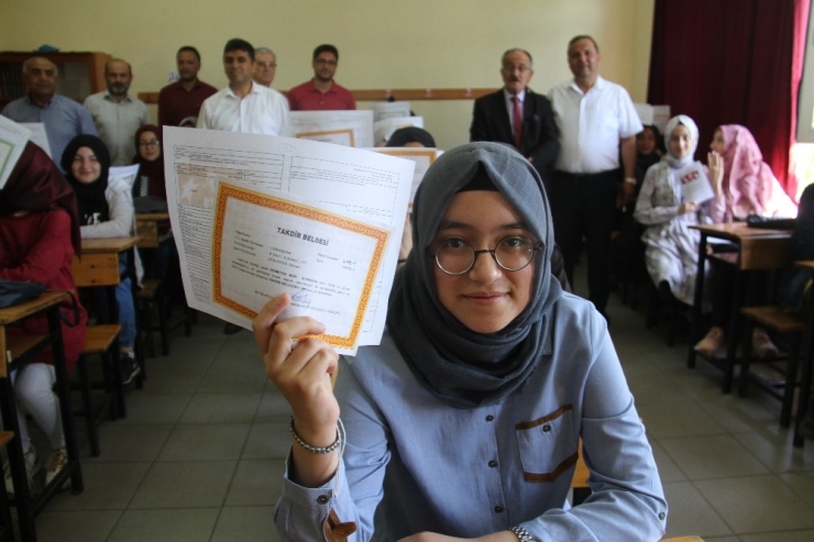 Başkan Bayındır, Mezun Olduğu Okulda Öğrencilerin Karne Sevincine Ortak Oldu