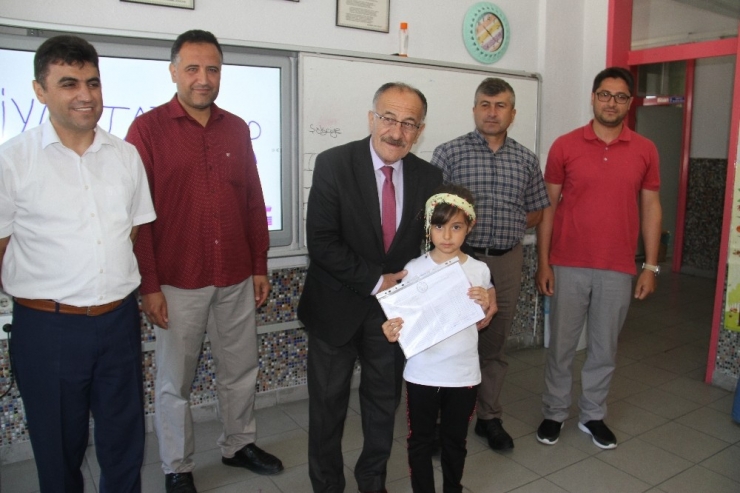 Başkan Bayındır, Mezun Olduğu Okulda Öğrencilerin Karne Sevincine Ortak Oldu