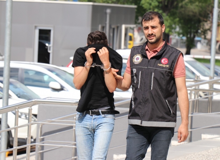 Bolu’da, Uyuşturucu Haplarla Yakalanan Şüpheli Adliyeye Sevk Edildi