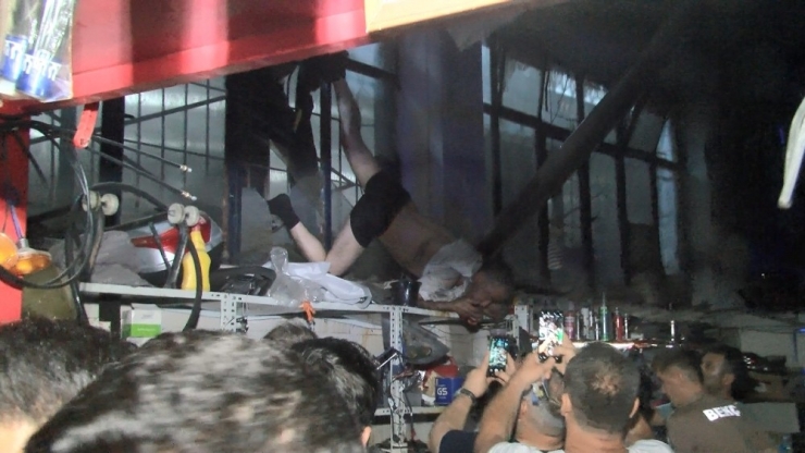 Hırsızın İş Kazası...soymaya Geldi Demir Parmaklıkta Asılı Kaldı