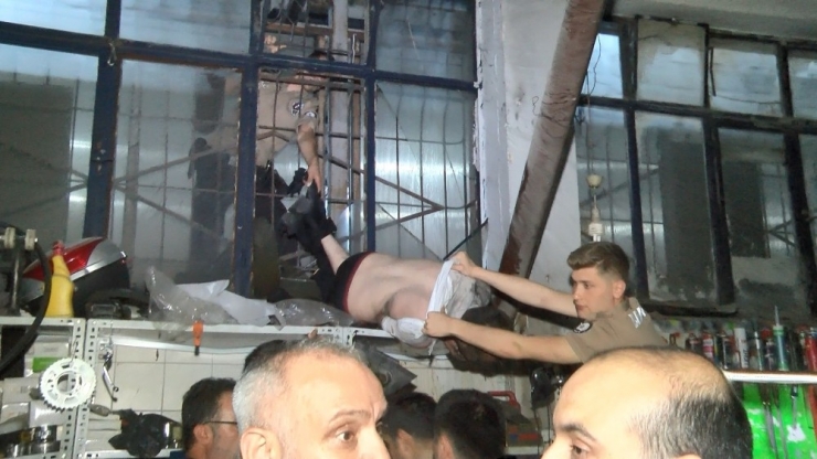 Hırsızın İş Kazası...soymaya Geldi Demir Parmaklıkta Asılı Kaldı