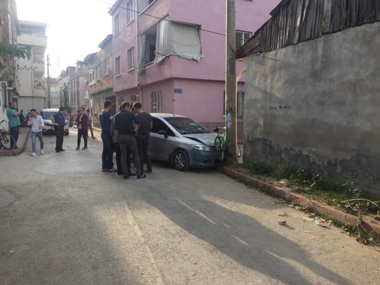 Kavga Ettiği Şahsın Aracını Çalıştırıp Direğe Çarptı