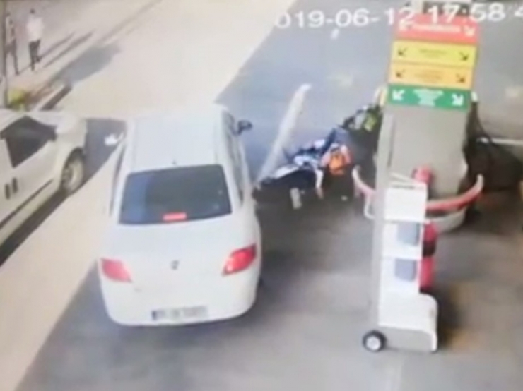 Motosiklet Sürücüsünün Benzin İstasyonunda Aracı Üzerine Kıran Sürücüye Yumruğu Kamerada