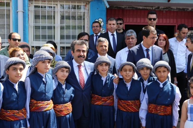 Vali Güzeloğlu, Öğrencilerin Karne Heyecanına Ortak Oldu