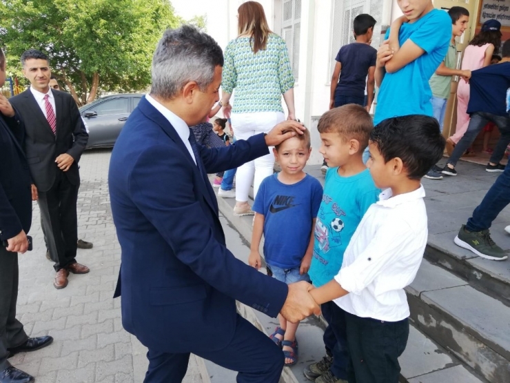 İl Milli Eğitim Müdürü Taşçıer Çobanlık Yapan Öğrencilerin Karnelerini Arazide Verdi