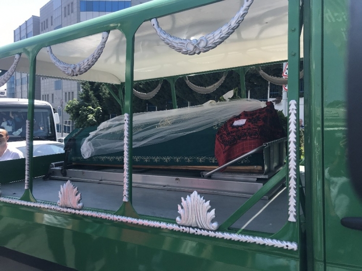 İstanbul’daki Feci Kazada Ölen Motosikletli Genç Kız Gelinlikle Uğurlandı