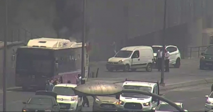 Seyir Halindeki Otobüs Alev Aldı, Vatandaşlar Yangın Tüpleriyle Müdahale Etti