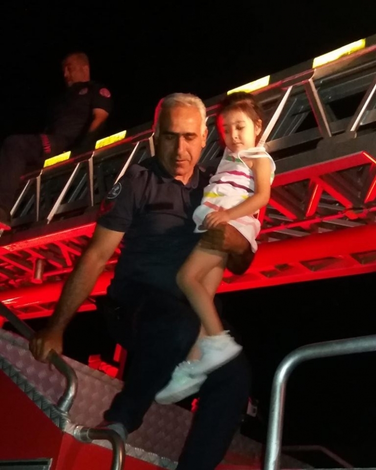 Kesilen Elektrik Nedeniyle Dönme Dolapta Mahsur Kalan Çocuk Kurtarıldı