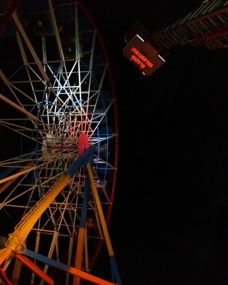 Kesilen Elektrik Nedeniyle Dönme Dolapta Mahsur Kalan Çocuk Kurtarıldı