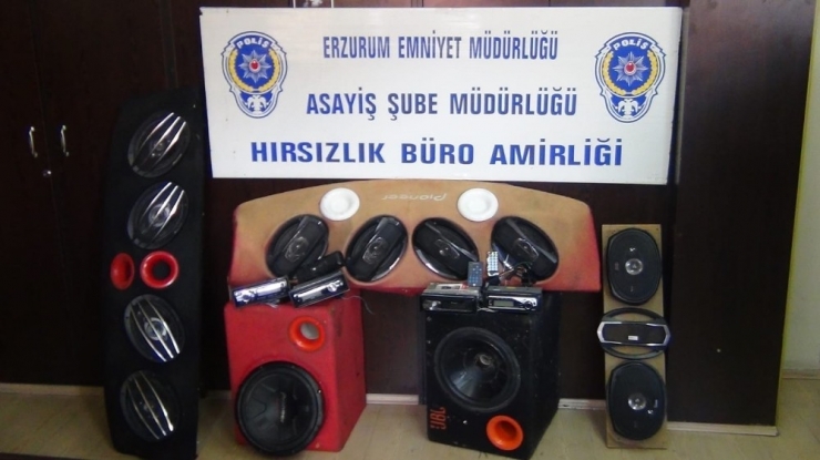 Oto Hırsızı Sevgililer Güvenlik Kamerasında