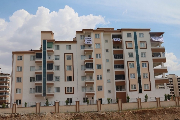 Pankartlı "Ev" Tepkisi