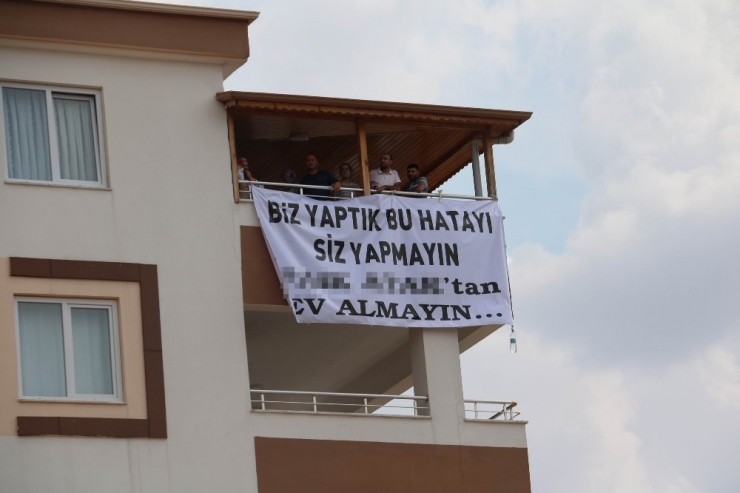 Pankartlı "Ev" Tepkisi