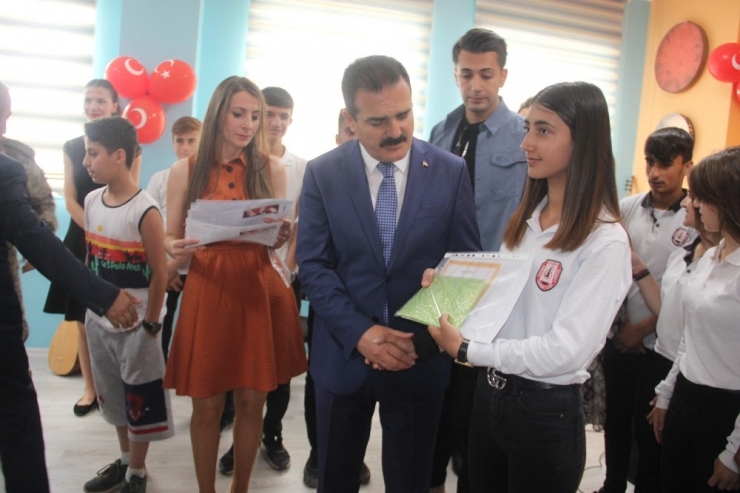 Vali Akbıyık’tan Karne Dağıtımı