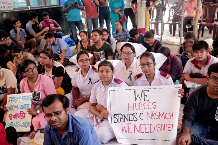 Hintli Doktorlardan Hasta Yakını Şiddetine Tepki