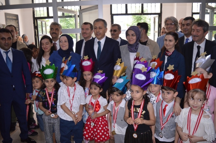 İstanbul’da Öğrenciler Karne Sevincini Yaşadı