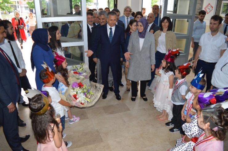 İstanbul’da Öğrenciler Karne Sevincini Yaşadı