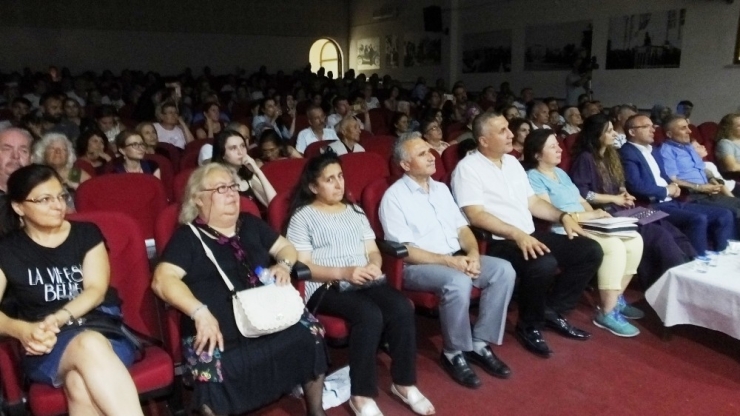 Burhaniye’de Yetişkinler Saz Çaldı Öğrenciler De Türkü Söyledi