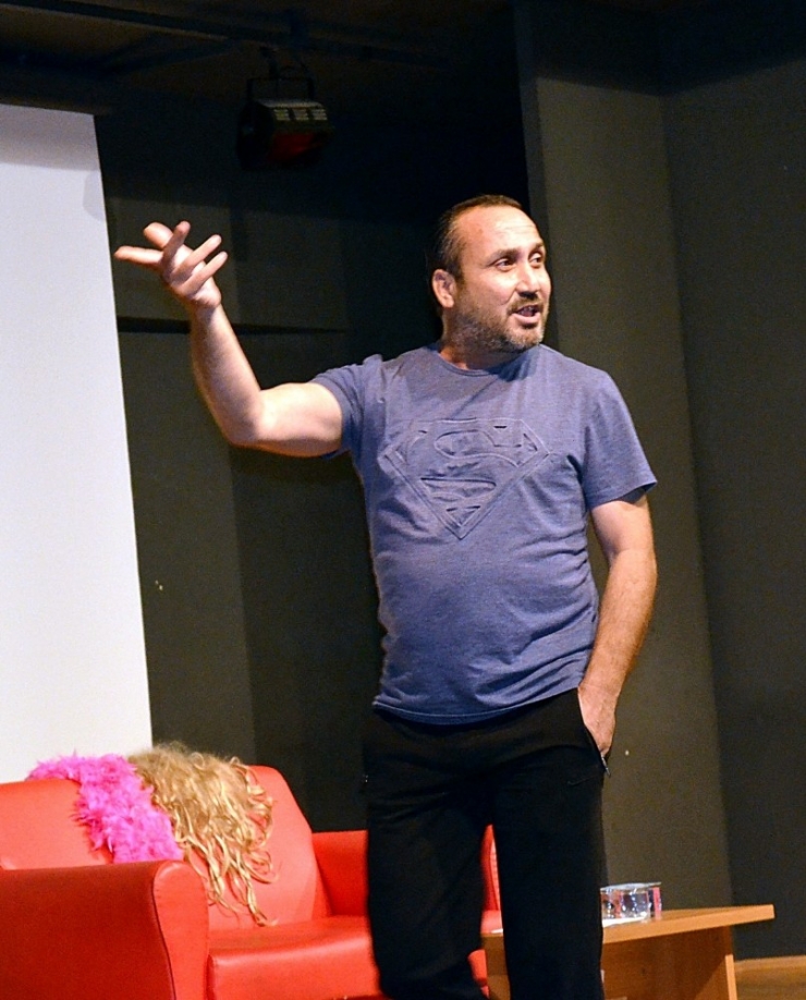 Kanseri Yenen Tiyatrocu, Sağlıkta Kal Derneğine Destek İçin Oynadı