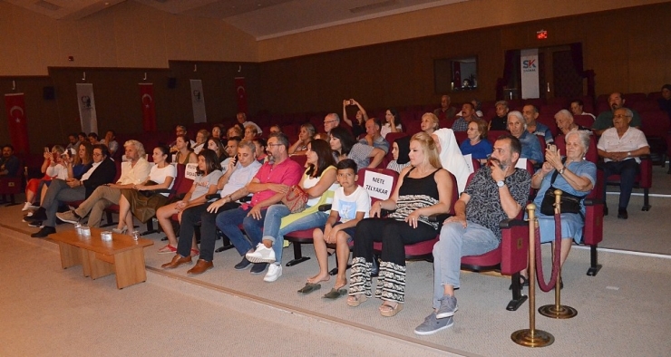 Kanseri Yenen Tiyatrocu, Sağlıkta Kal Derneğine Destek İçin Oynadı