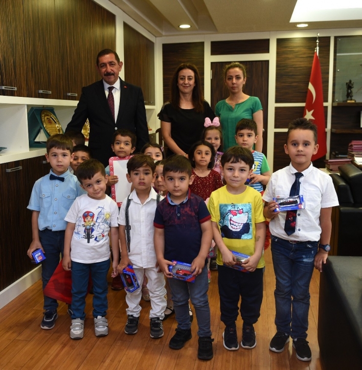 Belediye Kreşi Öğrencileri, Karnelerini Başkan Vidinlioğlu’ndan Aldı